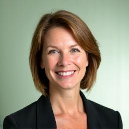 Porträt von Dr. Sarah Weber, lächelnd und professionell gekleidet.