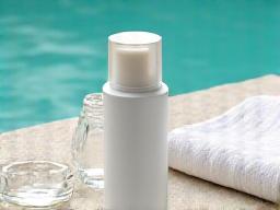 Sonnenschutzcreme und Strandtuch