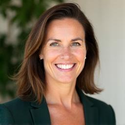 Porträt von Lisa Hoffmann, einer ausdrucksstarken Resilienz-Coachin.