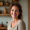 Sabine Koch, 45, in gemütlicher Umgebung, lächelnd und zufrieden.