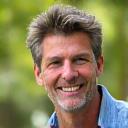 Thomas Müller, 58, in Business-Kleidung, der Selbstvertrauen ausstrahlt.